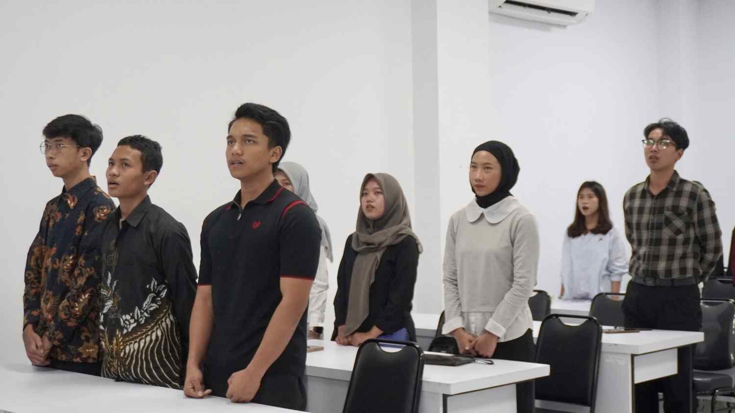 Menyanyikan Lagu Indonesia Raya